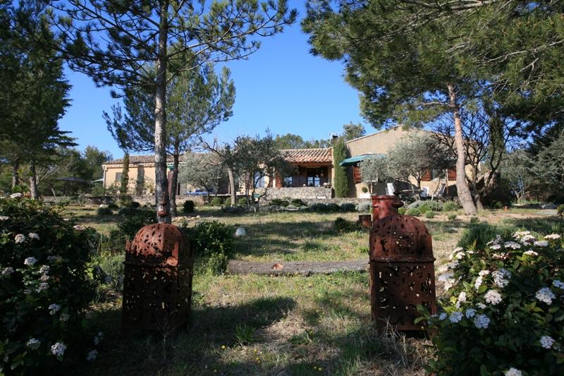 House near Gordes on 1 acre in terraces